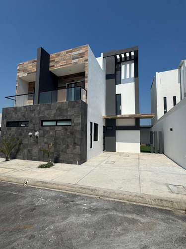 Casa En Venta En Lomas De La Rioja Con Alberca, Roof Garden, 3 Recámaras Y Un Estudio Que Puede Ser 4ta. Recámara, Riviera Veracruzana