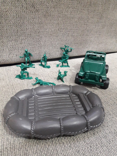 8 Soldados Plasticos Con Jeep Y Gomon Bote Soldaditos Gv70