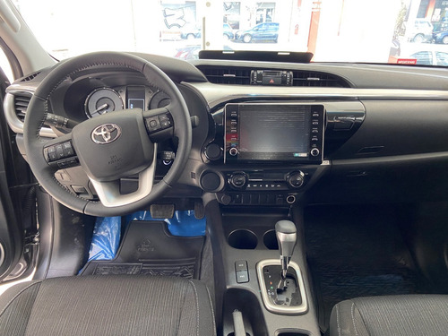 Imagen 13 de 16 de Toyota Hilux 4x2 D/c Srv 2.8 Tdi 6a/t My 2022 Mr