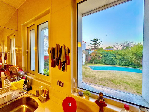 Casa En Venta De 4 Dorm. En Ñuñoa
