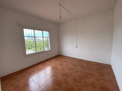 Lega Propiedades Alquila Apartamento Al Fondo Desarrollado En 2 Plantas De 2 Dormitorios.
