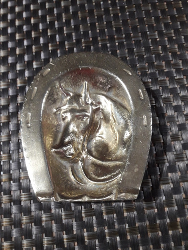 Adorno En Bronce Macizo. Herradura Con Caballo En Relieve. 