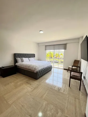 Venta Amplio Apartamento Vista, Plaza Mayor C. R. Siete Mare