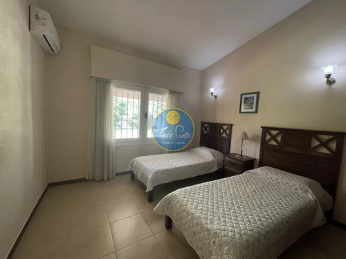 Casa Sobre Una De Las Avenidas Principales De Punta Del Este, 3 Dormitorios, Barbacoa