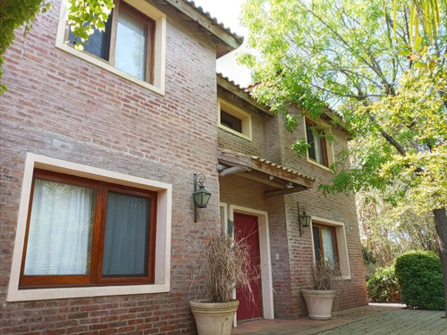 Casa En Alquiler Por Temporada De 3 Dormitorios En El Tesoro (ref: Atm-1172)