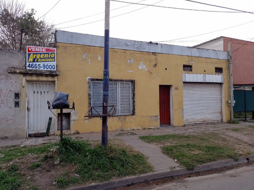 Casa Con Local Para Depósito - A 1 Cuadra Centro Comercial El Cañón Moreno Sur