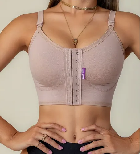 Modelo vestindo soutien New Form bege de alta compressao com fechamento frontal