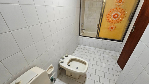 En Venta Chalet De 4 Ambientes Con Dependencia . Barrio San Carlos.