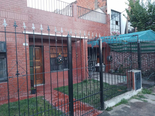 Casa En Venta - 3 Dormitorios 2 Baños - Cochera - 528mts2 - Gregorio De Laferrere, La Matanza