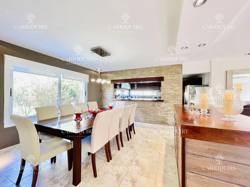 Excelente Casa De 4 Dormitorios, Piscina Climatizada Y Barbacoa En Pinares, Punta Del Este