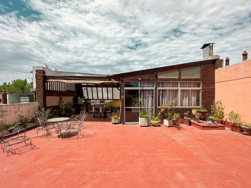 Casona De 4 Dormitorios Más Oficina, 2 Cocheras Y Quincho Con Terraza
