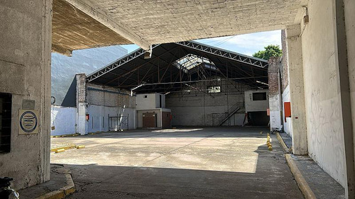 Local Con Deposito De 20 Mts De Frente S/avenida 1,500m2 En Planta Salida A 2 Calles