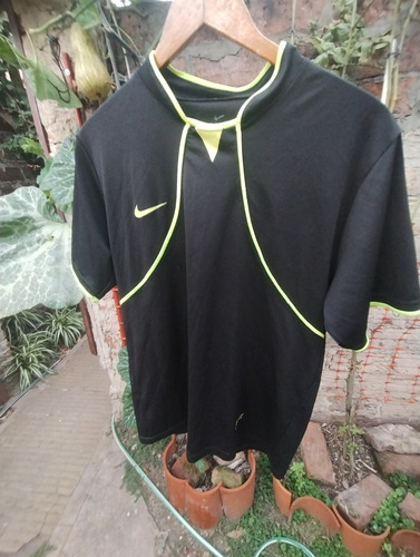 Remera Deportiva Usada Hombre Color Negro Con Bordes Verdes