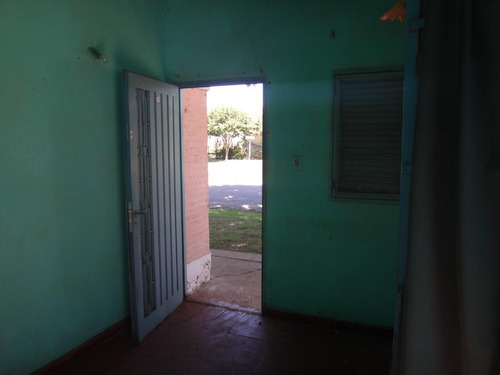 Casa De 2 Dormitorios En Zona Industrial, Cocina Comedor, Baño, Lavadero Patio De 240 M2 Con Galpón Parabólico De 100 M2 (ideal Taller /depósito). Terreno De 10 X 38 Orientado Al Norte.