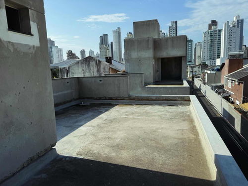 Excelente Sobrado Triplex No Centro De Balneário Camboriú Próximo À Praia Central. Viabilidade Comercial E Residencial. Fase Final De Acabamento. Negocia Entrada E Parcelamento. Venha Visitar.