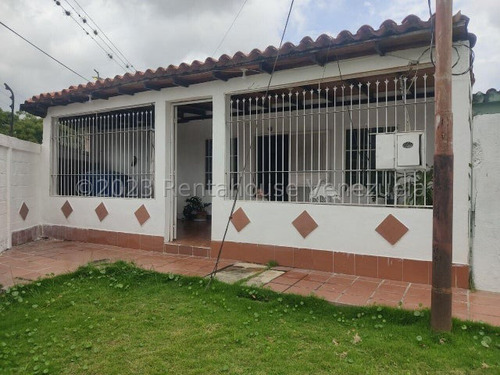 Casa En Venta En El Placer De Cabudare Cuenta Con  5 Habitaciones, 4 Sala De Baños, Sala De Estar, Cocina, Comedor, Área De Servicio, Frente Techada Y Un Puesto De Estacionamiento Gabriela C.