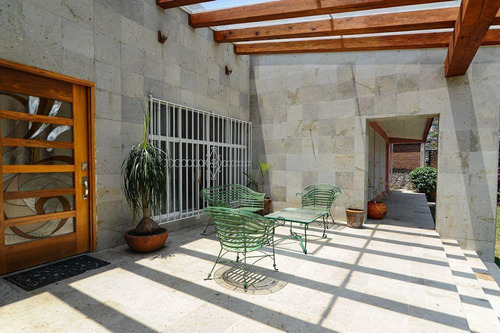 Casa Con Amplio Jardín Estilo Contemporáneo