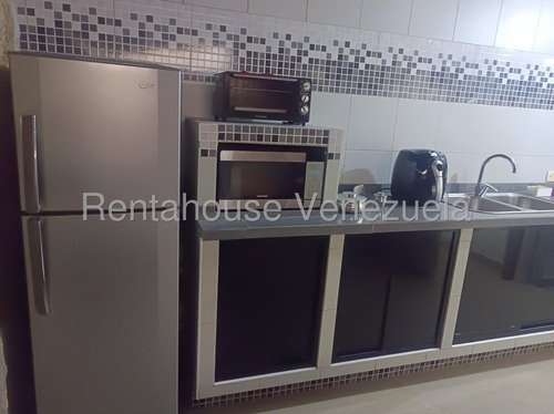 Julio Latouche 25-10392 Townhouse En Venta La Entrada Naguanagua, Cómodo Y Acogedor, Clima De Montaña, En Plena Avenida.