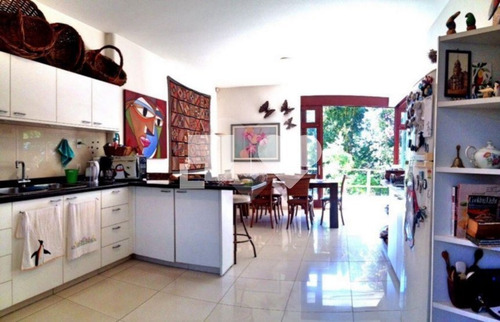 Excelente Localização Em Um Terreno De 2500m², Casa Com 700m², Peças Amplas. - 28-im408548