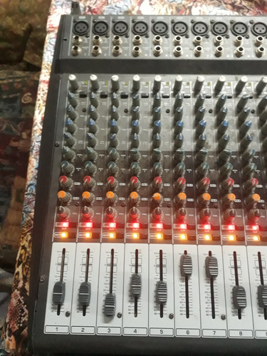 Consola Potenciada Behringer Europower Pmp6000 20 Canales (Usado)