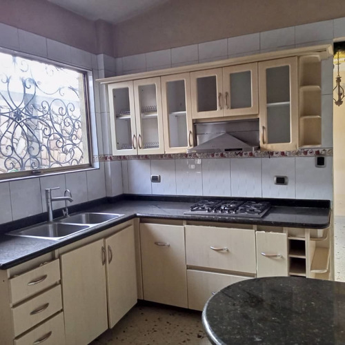 Imagen 17 de 28 de Casa Céntrica Calle Cerrada Sin Amoblar, Aire Acondicionado Central, Estilo Colonial En Alquiler Y/o Venta Trigal Norte (hg)