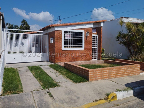 Amplia Y Moderna Casa En Venta Cabudare. Urbanizacion Altamira. Avenida El Placer 24-15020 As-f