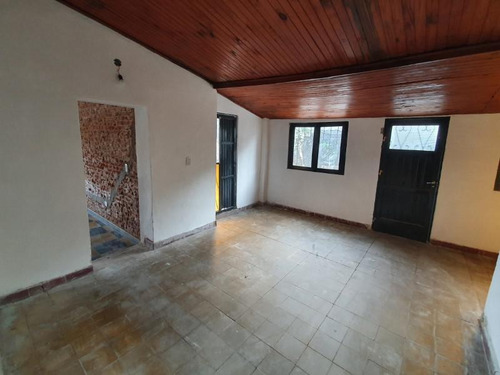 Imagen 8 de 20 de Bartoloni Y Montecaseros, Oportunidad, Casa En Esquina Con Terreno !