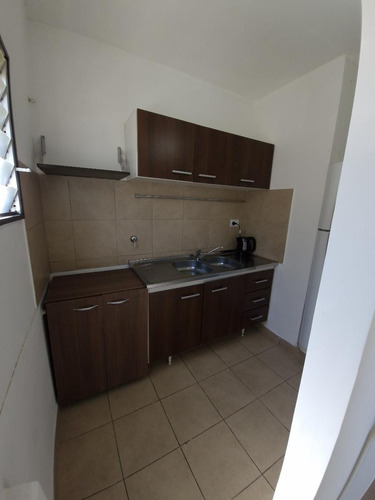 Casa En Venta - 2 Dormitorios 1 Baño - Cochera - 99mts2 - Adrogué