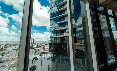 Oficina En Venta En Torre Azenzo, Con Acceso Al Balcón.