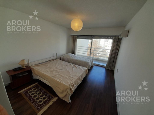 Imagen 10 de 20 de Apartamento Venta De 1 Y 1/2 Dormitorio Con 2 Terrazas Y 2 Garajes En Pocitos