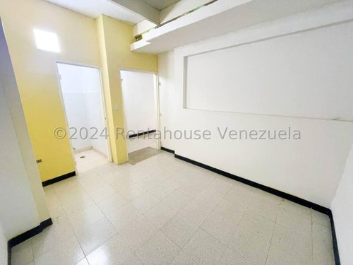 Casa Comercial En Alquiler Ubicada En Chuao