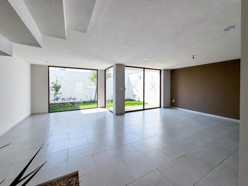 Casa En Venta En Metepec A Un Costado Del Parque Bicentenario Con Diseño Moderno
