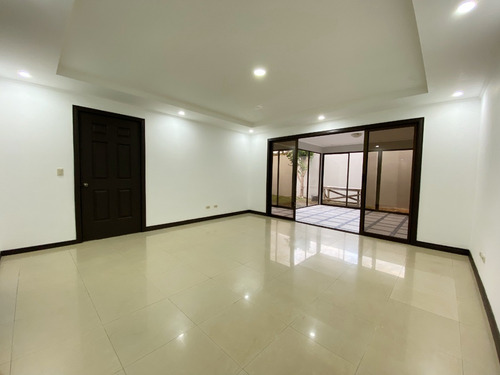 Imagen 11 de 20 de Casa De Dos Pisos - Lomas De Ayarco