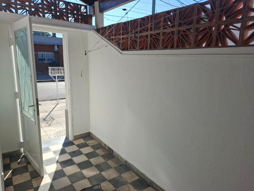 Alquiler Departamento 1 Amb. En Lomas Del Mirador Con Patio Y Lavadero