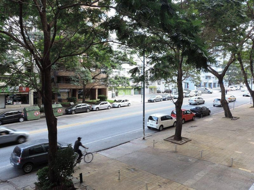 Apartamento Al Frente Sobre Av. Del Libertador !!