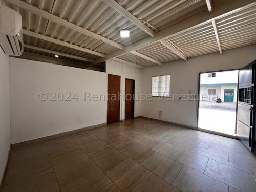 Francisco Rojas Norscia Rentahouse Alquila, Amplio Galpon Comercial En Zona Industrial Ii De Barquisimeto, Ideal Para Tu Empresa Del Ramo Comercial, 2 4 - 1 9 2 5 0, Llama Ya E Invierte Con Nosotros!!