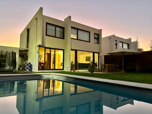 Casa Mediterranea Con Gran Terreno Y Piscina En Condominio