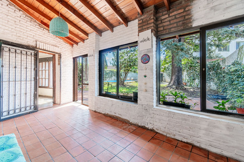 Casa Con Parque Y Pileta En Venta Av. Del Libertador 700, Castelar, Partido De Morón, Pba