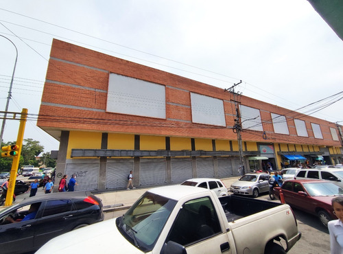Imagen 3 de 9 de Local En Alquiler En Cc Gran Bazar, Naracay, Av Bolivar 04121994409