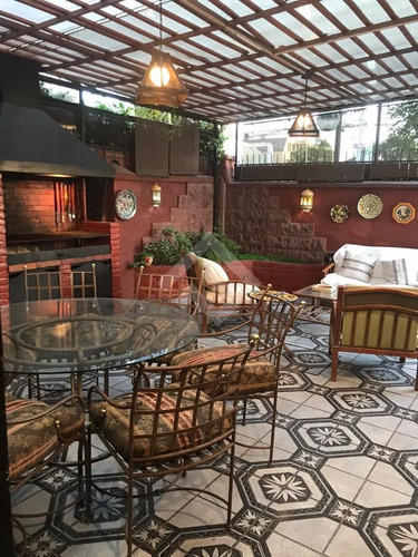 Casa En Venta De 5 Dorm. En Ñuñoa