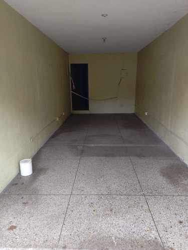 Se Vende En Precio De Oportunidad Local Céntrico A Pie De Calle En Los Edificios El Chaparral De La Ciudad De Anaco. (a.p)