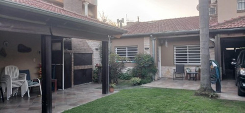 Venta Casa 5 Ambientes Con Jardin,quincho Y Cochera Cubierta
