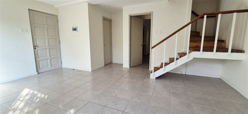 Casa En Arriendo 3 Dorm 2 Baños- Los Domínicos- Las Condes