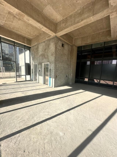 Renta Oficina De 170m2 En Obra Negra Más 50m2 De Una Amplia Terraza Privada En L , Ubicada En El 3er Piso, Cuenta Con 3 Bajadas Para Baños Interiores, Aire Acondicionado 4 Lugares De Estacionamiento