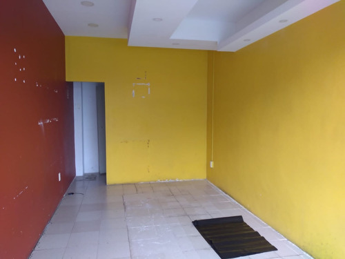 Imagen 1 de 4 de Pequeño Local En Importante Plaza Sobre Vialidad Metepec