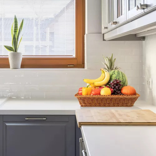 Nueva Cesta Con Pan Y Fruta, Escurrida En La Cocina