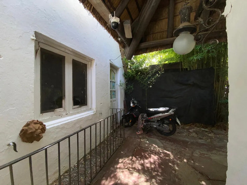 Amplia Casa Con Jardin, Piscina, Parrillero, Mas De 3000 Mt2 De Terreno.