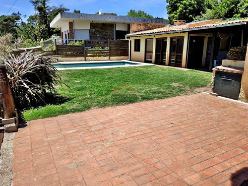 Hermosa Casa A Pasos De La Playa- Ref: 5164