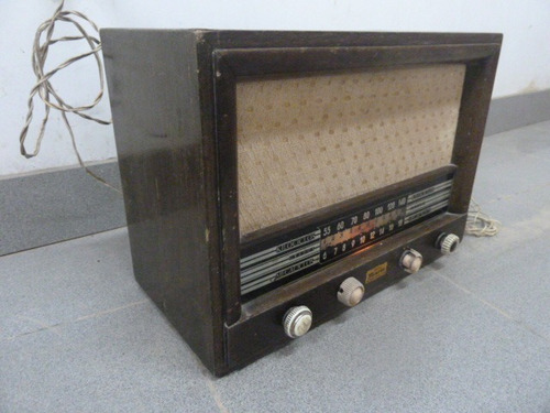 Radio A Válvulas Antigua De Madera Funcionando