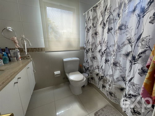 Casa En Venta De 4 Dorm. En Colina